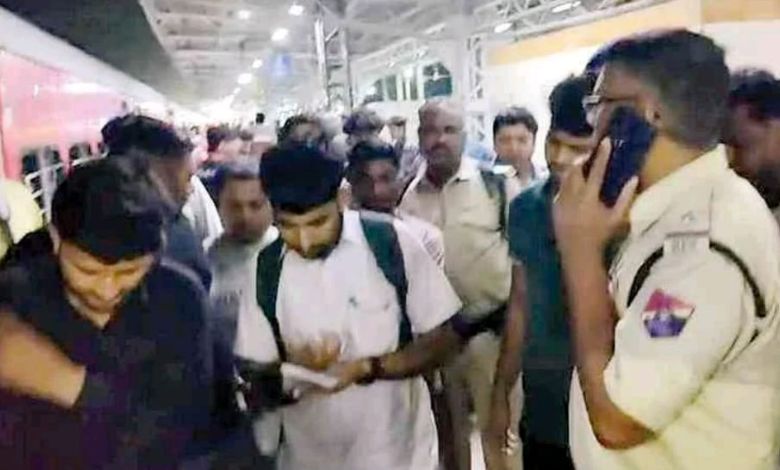 Drunk youths enter express train coming from Mumbai to Kutch, causing chaos, passengers pull chain...