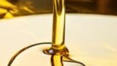 First of all, you have to take one liter of pure sesame oil. Take it in a vessel and put it on the gas and boil it on low heat.