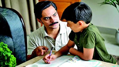 માતા-પિતા અને બાળક વચ્ચે સંવાદ કરતી તસવીર, જે પેરેન્ટિંગ અને સમજદારી દર્શાવે છે.