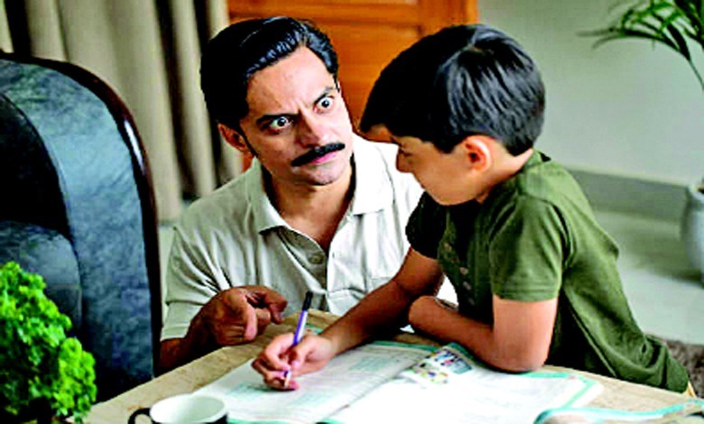 માતા-પિતા અને બાળક વચ્ચે સંવાદ કરતી તસવીર, જે પેરેન્ટિંગ અને સમજદારી દર્શાવે છે.