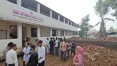 કલ્યાણમાં skoleની તૂટી પડેલી દીવાલ અને સ્થળ પર ભેગા થયેલા લોકો