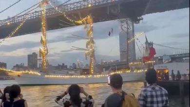 Mexican Navy ship collides with Brooklyn Bridge in New York, 19 people injured