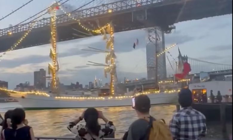 Mexican Navy ship collides with Brooklyn Bridge in New York, 19 people injured