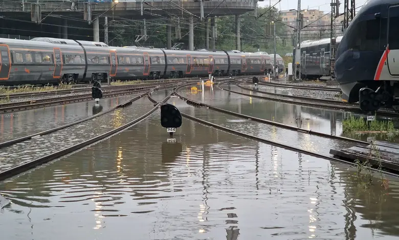 Mumbai railway tracks not flooded during monsoon