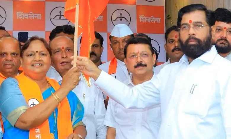Nirmala Gavit joining Shiv Sena with Eknath Shinde