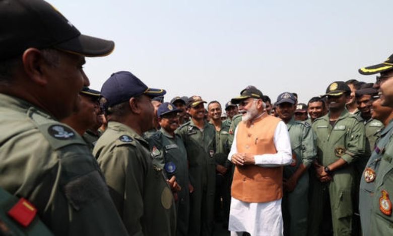 ઓપરેશન સિંદૂર બાદ સૈનિકો વચ્ચે પહોંચ્યા પીએમ મોદી, આદમપુર એરબેઝ પર સૈનિકો સાથે કરી મુલાકાત