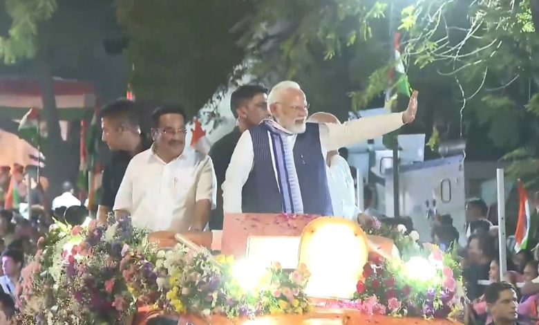 ભુજ અને વડોદરા બાદ અમદાવાદમાં PMનો રોડ શો: તિરંગા અને પુષ્પવર્ષાથી PMનું સ્વાગત; જનસાગર ઉમટ્યો!