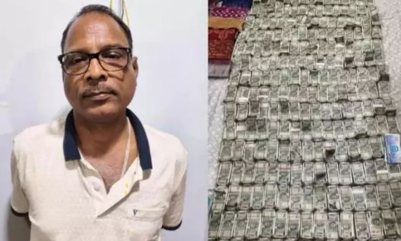 Rain of 'black money'; Chief engineer throws bundles from flat window during raid