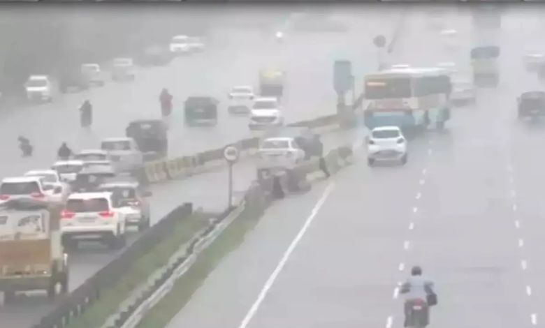 Red alert in Delhi-NCR: Heavy rain, storm affect normal life, vehicles submerged in water