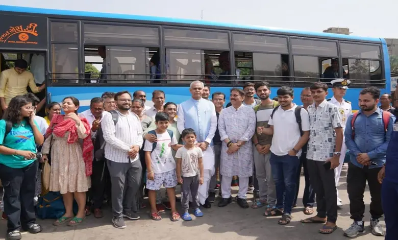 પ્રોટોકોલને પડતો મૂકીને ગુજરાતના રાજ્યપાલે એસટી બસમાં કરી મુસાફરી, કહ્યું લાંબા સમયની હતી ઈચ્છા...