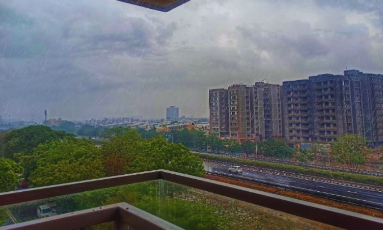 અમદાવાદમાં પલટાયું વાતાવરણ, ભર ઉનાળે ચોમાસા જેવો માહોલ; ઠેર ઠેર પાણી ભરાયા