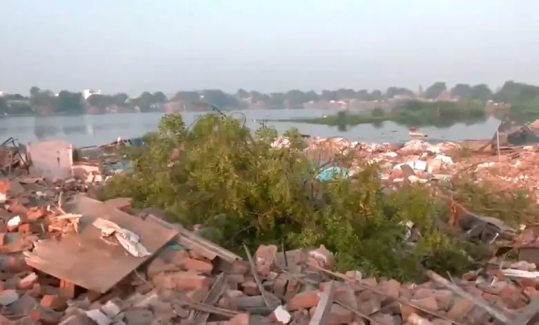 "Chandola Lake Demolition: Second Phase Begins in Ahmedabad"