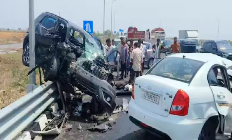 A horrific accident occurred between two cars on Dholera-Bhavnagar highway, 4 people died