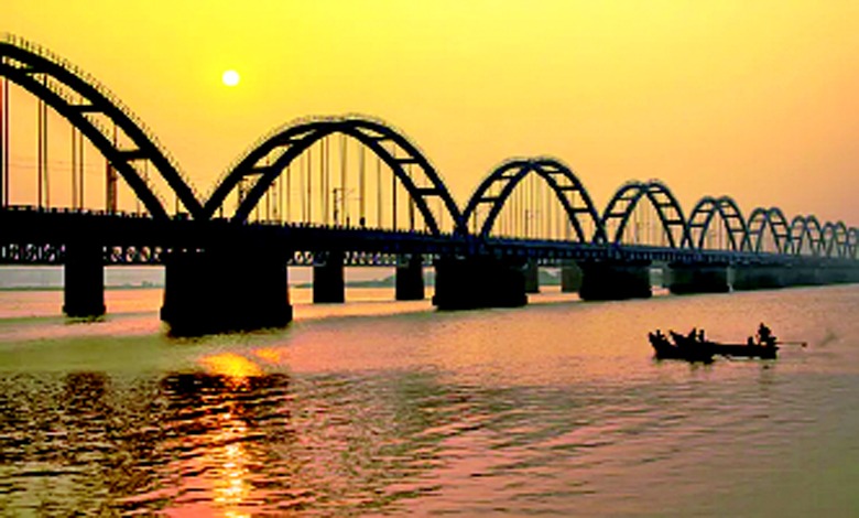ગોદાવરી નદીનો દૃશ્ય દક્ષિણ ભારતના પવિત્ર તીર્થો અને નદીતટની સાંસ્કૃતિક છટા સાથે