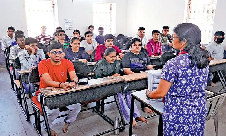 "Gujarat's Science Students Prefer Biology Over Maths"