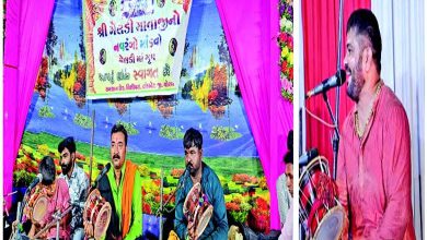 માતાજીનાં નવરંગા માંડવામાં વ્યસ્ત ભુવા, ડાક કલાકાર અને ભક્તોનો સમૂહ ભક્તિમાં લીન