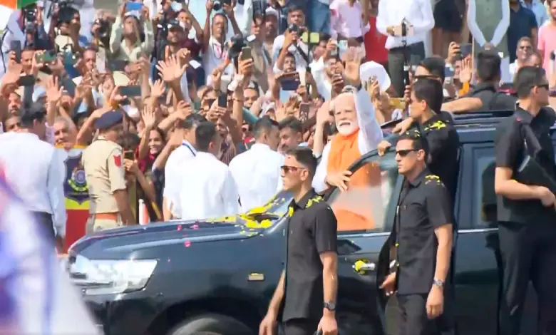 PM Modi's grand welcome in Vadodara, Sindoor Samman Yatra attracts attention, see pictures