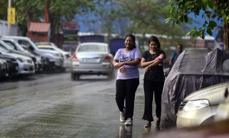 Change in Mumbai's weather: Rain with tornadoes in many areas