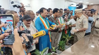 રાજકોટમાં સિટી બસ મુદ્દે કોંગ્રેસ આકરાપાણીએ, કમિશનર કચેરીમાં કર્યો હલ્લાબોલ