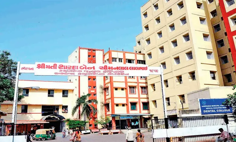 પાકિસ્તાની મહિલા ઝડપાઈ હતી. શહેરના સરસપુર વિસ્તારમાં આવેલી શારદાબેન હોસ્પિટલમાં મહિલા ગર્ભપાત કરાવવા ગઈ હતી