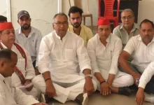 SP MP who was going to Aligarh to meet Dalit youths was placed under house arrest, MP sat on a dharna