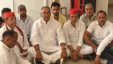 SP MP who was going to Aligarh to meet Dalit youths was placed under house arrest, MP sat on a dharna