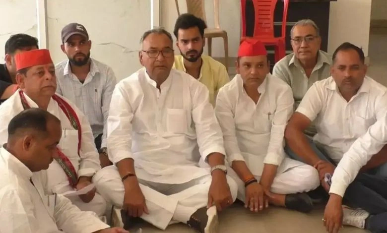 SP MP who was going to Aligarh to meet Dalit youths was placed under house arrest, MP sat on a dharna