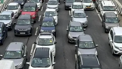Traffic on Mumbai-Pune Expressway due to Maharashtra Day holiday: Motorists face hardship