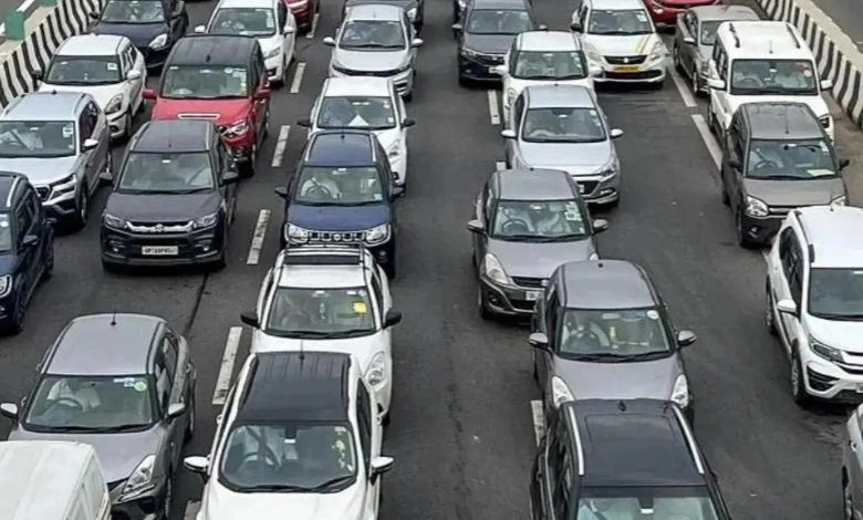 Traffic on Mumbai-Pune Expressway due to Maharashtra Day holiday: Motorists face hardship