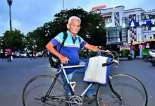 Despite having an expensive car collection, this 70-year-old businessman rides a bicycle