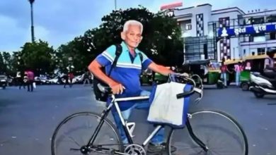 Despite having an expensive car collection, this 70-year-old businessman rides a bicycle