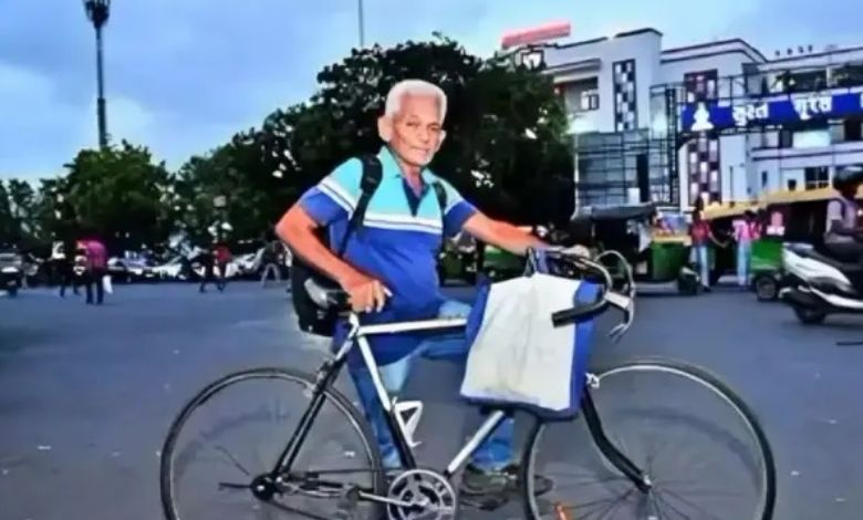 Despite having an expensive car collection, this 70-year-old businessman rides a bicycle