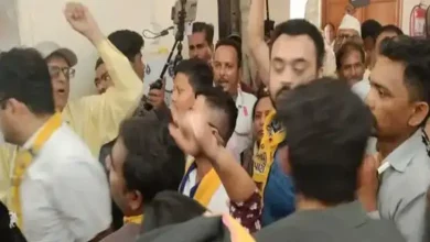 વડોદરા મહાનગરપાલિકા કચેરી ખાતે આમ આદમી પાર્ટીના કાર્યકર્તાઓ મેયરની નેમ પ્લેટ તોડીને વિરોધ પ્રદર્શન કરી રહ્યા છે.