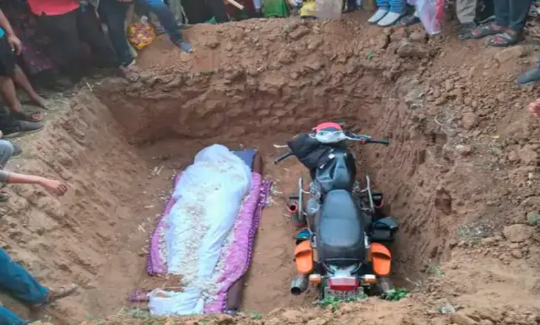 Bike also buried along with son in Uttarsanda funeral in Nadiad