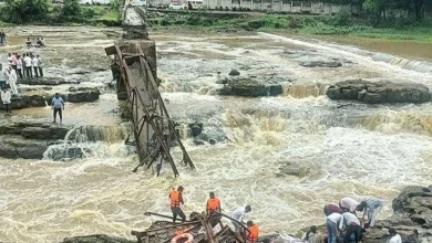 પુણે પુલ તૂટી પડ્યો