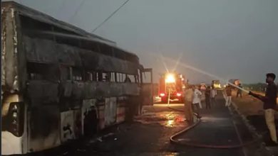 ભુજઃ કચ્છના સીમાવર્તી રાપર નજીકના રાષ્ટ્રીય ધોરીમાર્ગ નંબર ૨૭ પર મંગળવારે વહેલી સવારે પાલનપુરથી ભુજ તરફ આવી રહેલી રામાણી ટ્રાવેલ્સની ખાનગી લકઝરી બસમાં રાપરના કાનમેર નજીક આગ ભભૂકી ઉઠતાં મુસાફરોના જીવ તાળવે ચોંટ્યા હતા. રાપરના કાનમેર નજીક ખાનગી લકઝરી બસમાં આગ: તમામ ઉતારુઓ સુરક્ષિત