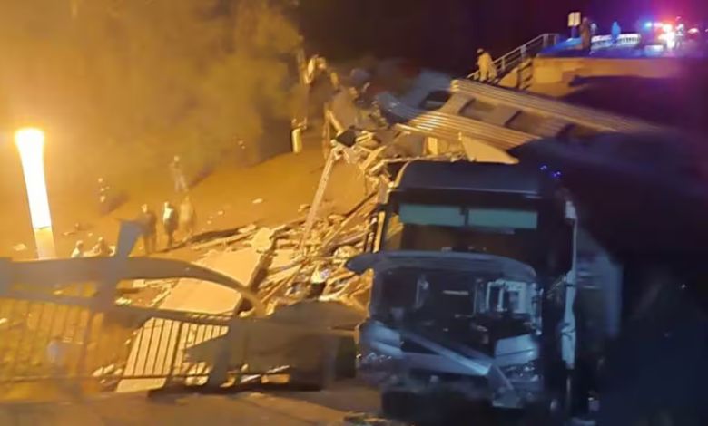 Major accident in Russia, bridge collapses on train near Ukraine border, 7 dead