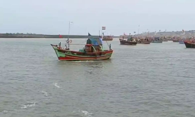પોરબંદરના દરિયામાં લાપતા થયેલા માછીમારો હેમખેમ કાંઠે પહોચ્યા! પ્રતિબંધ હોવા છતાં કેમ દરિયો ખેડવા ગયા? નોંધાયો ગુનો
