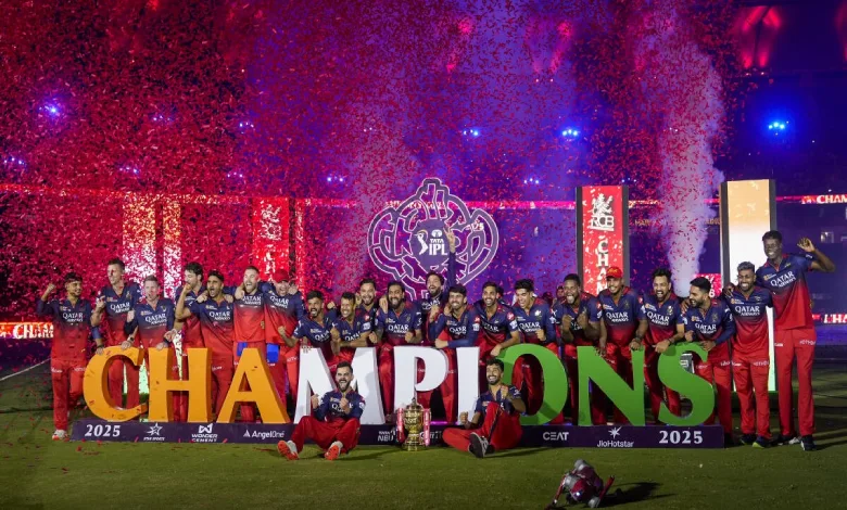 આરસીબી પોતાના પહેલા ટાઇટલની ઉજવણી કરી રહ્યું છે