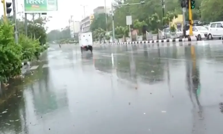 દિલ્હી-NCR માં ધૂળની ડમરીઓ સાથે હળવા ઝાપટાં, વિમાન સેવા પ્રભાવિત