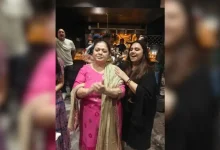 ફાઇનલમાં RCB ની જીતની ઉજવણી કરતી સરોજ કોહલી.