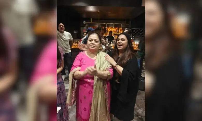 ફાઇનલમાં RCB ની જીતની ઉજવણી કરતી સરોજ કોહલી.