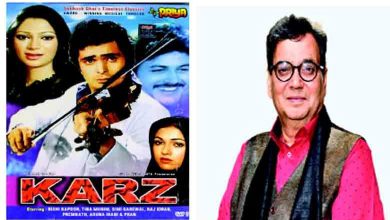 'કર્ઝ' ફિલ્મનું પોસ્ટર, જેમાં ઋષિ કપૂર, ટીના મુનીમ અને સીમી ગરેવાલ દેખાય છે, જે સુભાષ ઘઈ દ્વારા દિગ્દર્શિત એક કલ્ટ ક્લાસિક ફિલ્મ છે.