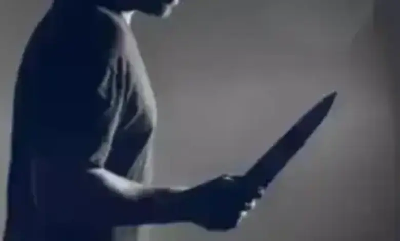 The accused slit his throat with a blade.