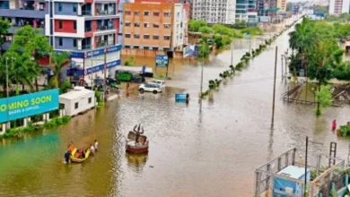 વડોદરામાં વરસાદની શરૂઆત સાથે જ જમીન ધસી પડી, વાહનો ખૂપ્યા