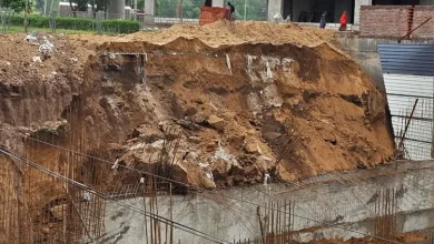 કોબા સર્કલ પાસે દીવાલ ધરાશાયી