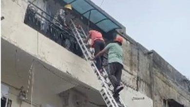 A building slab collapses with 2 tanks in Ambavadi, causing panic! 10 people rescued, one injured