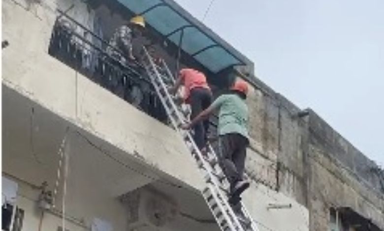 A building slab collapses with 2 tanks in Ambavadi, causing panic! 10 people rescued, one injured