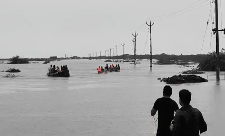 Heavy rains in Amreli district: 24 people rescued, IAF helicopter help sought to save 6 passengers