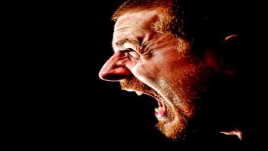 ક્રોધિત વ્યક્તિનું ચિત્ર, જે ગુસ્સાને કારણે થયેલા માનસિક અને શારીરિક તણાવને દર્શાવે છે. પૃષ્ઠભૂમિમાં શાંતિનું પ્રતીક.